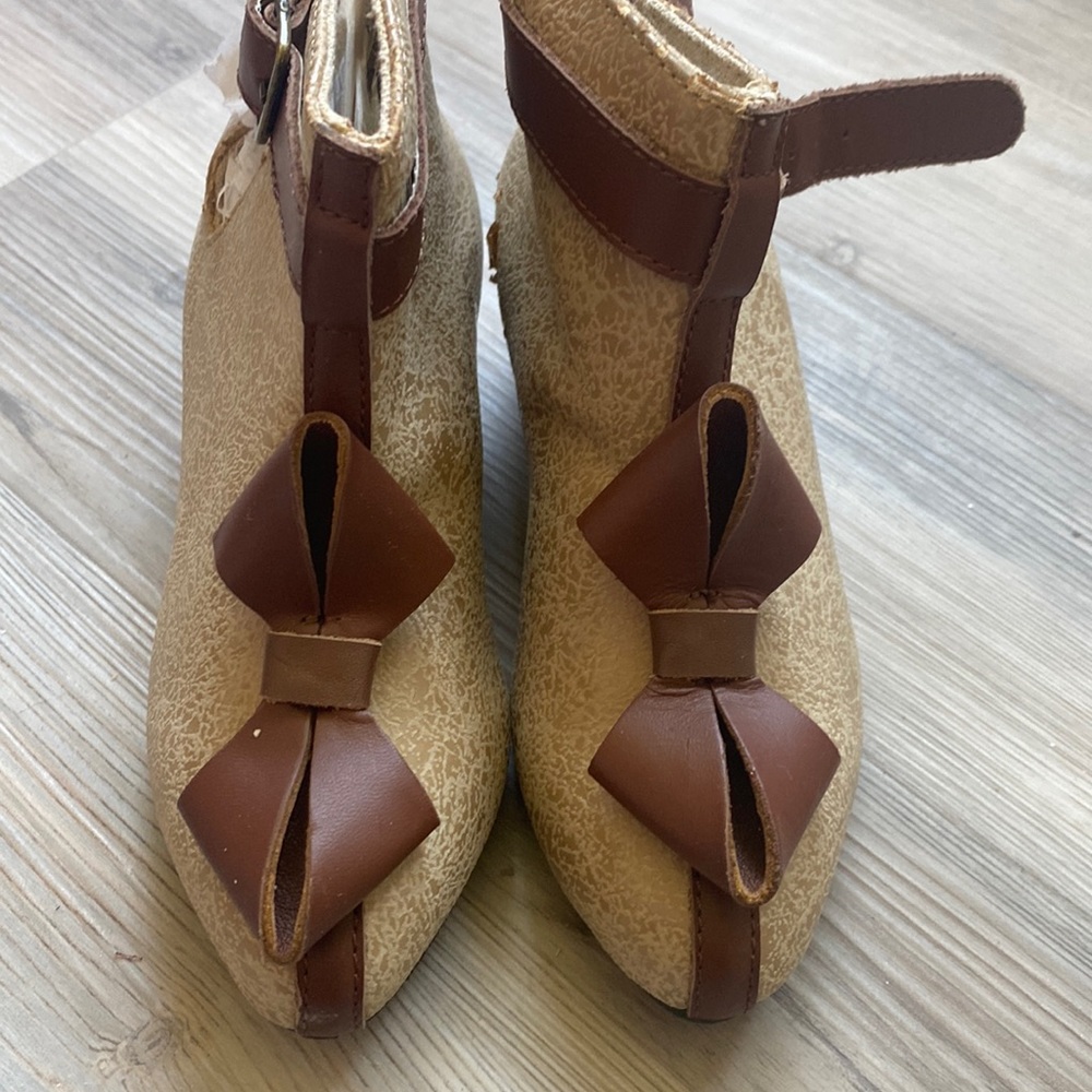 Joyfolie, Size 9T boots. Small scuff on the inside